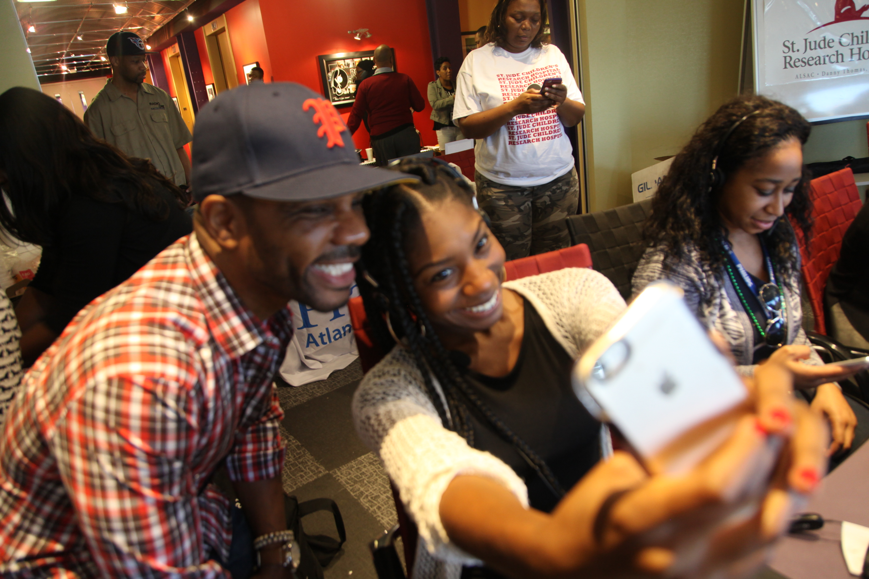 Kirk Franklin & Volunteer at the St. Jude Radiothon 2016
